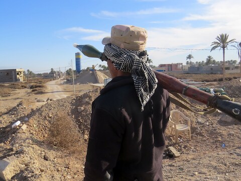Een lid van Iraakse veiligheidsdiensten staat op de uitkijk in Ramadi.