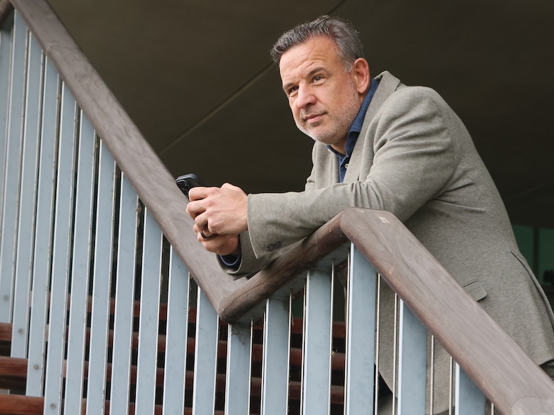 Ransbottyn – met enkelband – kwam vrijdag zelf luisteren naar de beslissing van de raadkamer. “Goed als ik hier even poseer voor de foto?”