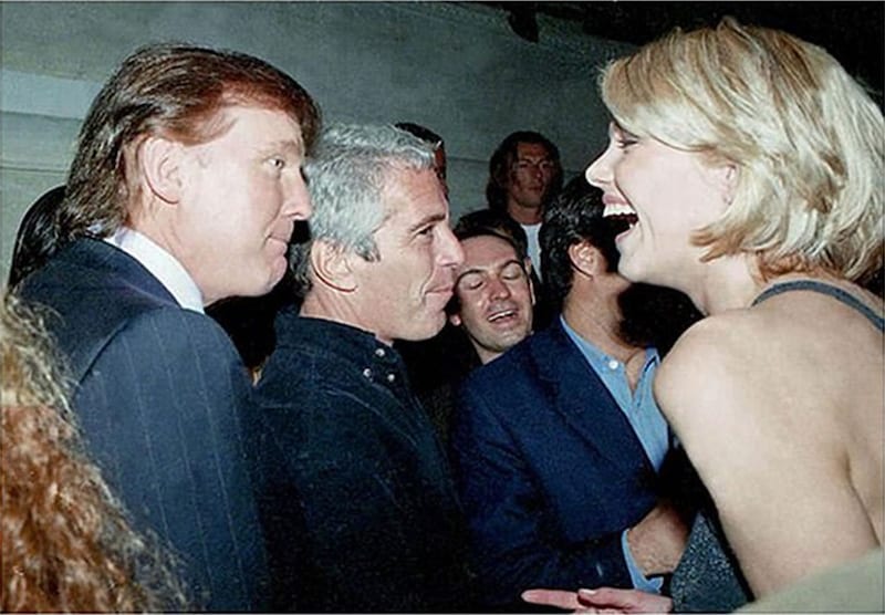 Een onlangs vrijgegeven foto van het Vlaamse topmodel Ingrid Seynhaeve (rechts) met Donald Trump en Jeffrey Epstein. Seynhaeve benadrukt dat haar relatie met de huidige Amerikaanse president “strikt professioneel” was.