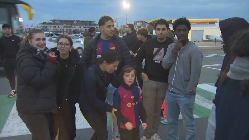 Aficionados en el aeropuerto de Ostende.