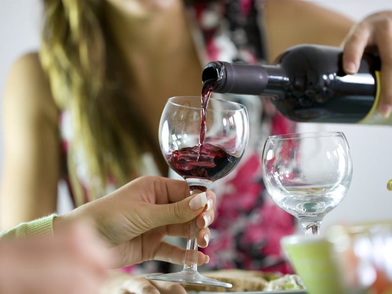 Een glas wijn richt bij vrouwen minder schade aan de hersenen aan dan bij mannen.