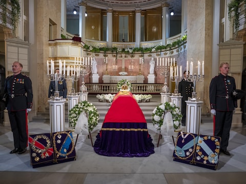 Harald ligt opgebaard in de kapel van het koninklijk paleis in Oslo. Woensdag gaat de kist richting de kathedraal voor de uitvaart. 