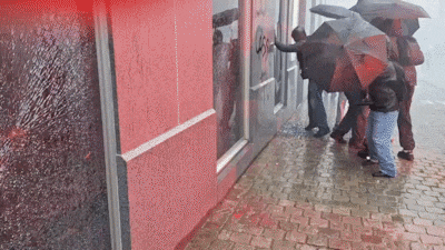 Rookbommetjes, graffiti en baksteen door ruit: grimmige sfee