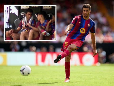 Rodri in actie tegen Valencia. Inzet: Rodri op de bank in gesprek met Pau Cubarsí tijdens de wedstrijd van Barcelona tegen Valencia.