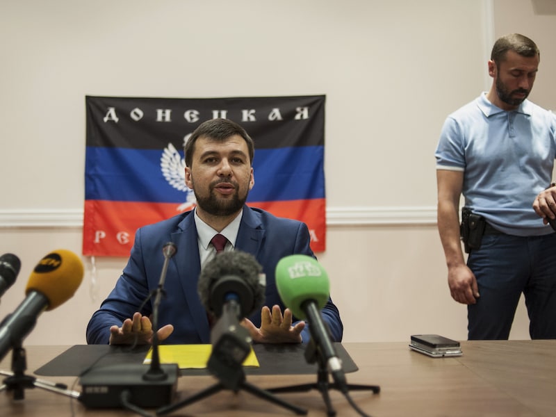 De leider van de "volksrepubliek" in Donetsk, Denis Pushilin, spreekt de media toe.