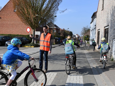 Illustratiebeeld - Wommelgem zoekt één of meerdere gemachtigd opzichters die voor en na schooltijd kinderen en andere groepen veilig helpen oversteken.