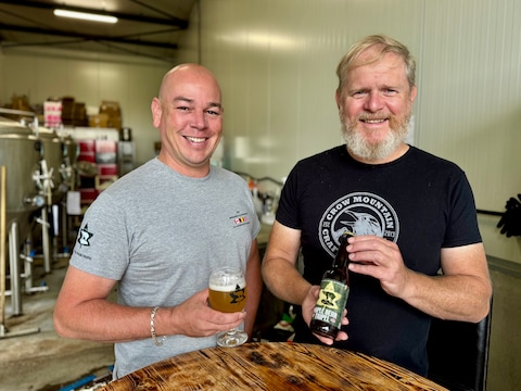 De Maple Bear Tripel is vrijdag te drinken op het Bal van de Bevrijding in Antwerpen, maar verovert ook stilaan het buitenland. Rechts: brouwer Bart Brits; links: Pieter De Meester van vzw ‘Bevrijding van de Schelde’, waarnaar een deel van de opbrengst gaat 