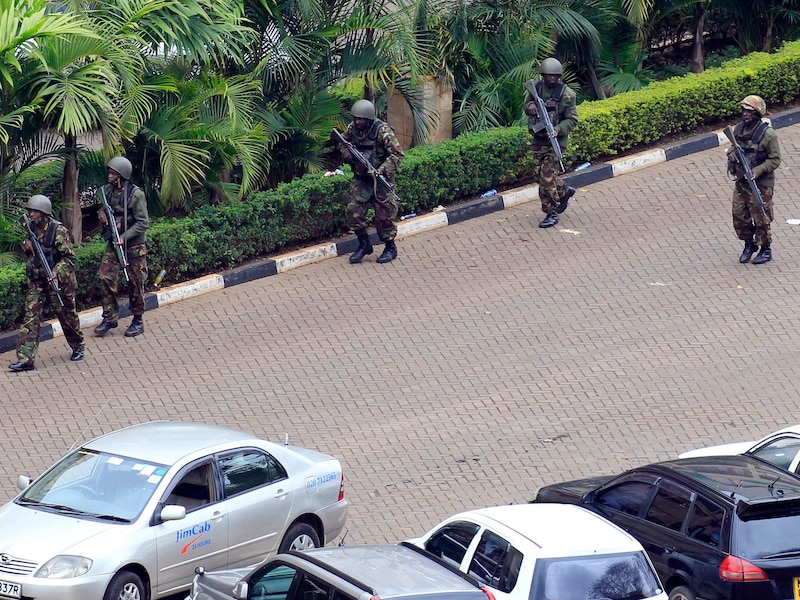 Keniaanse soldaten omsingelen het Westgate winkelcentrum in Nairobi waar al-Shabaab gijzelaars vasthield.
