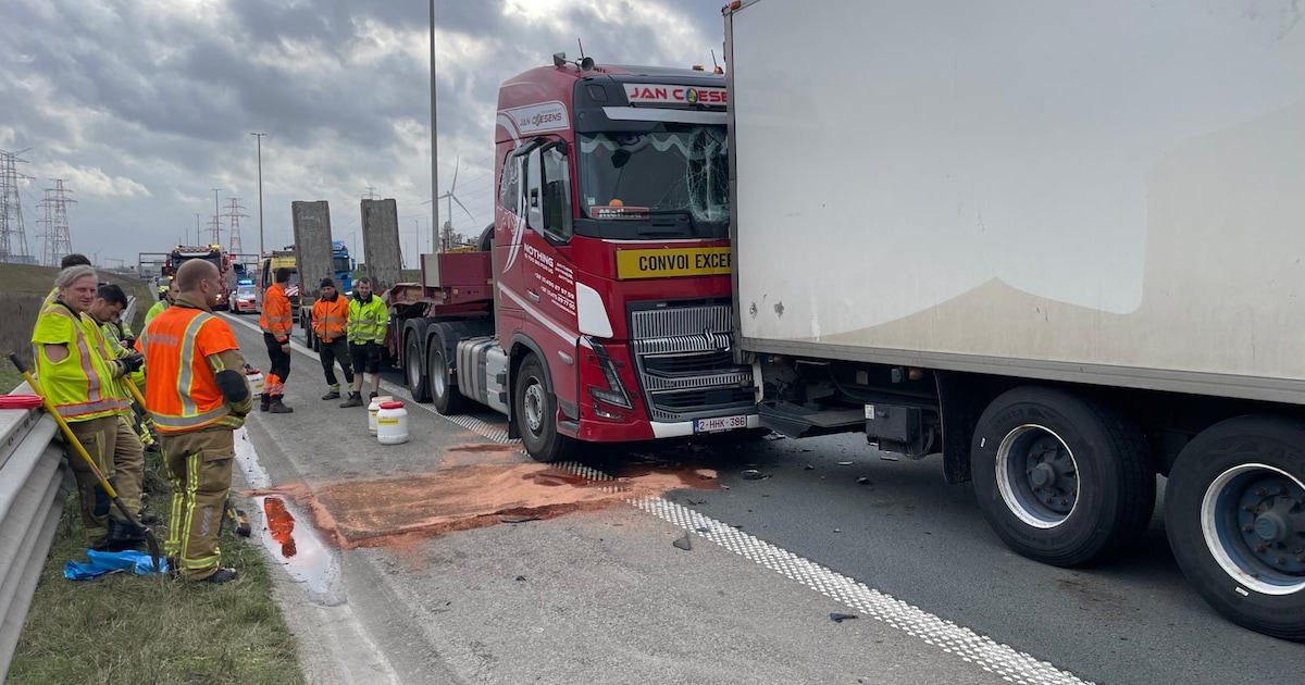 Twee vrachtwagens betrokken bij kop-staartaanrijding op R2