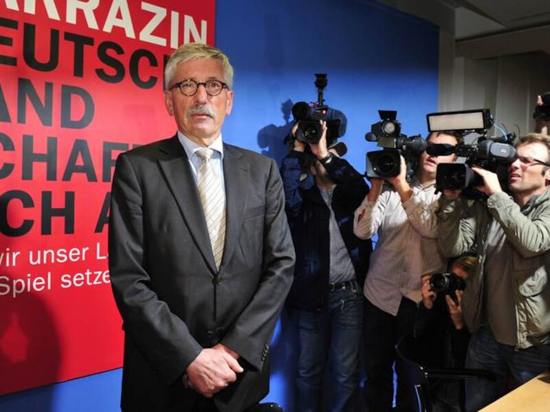 In "Deutschland schafft sich ab" (Duitsland schaft zichzelf af) stelt Bundesbank-bestuurder Thilo Sarrazin zich ernstige vragen bij de hedendaagse multiculturele maatschappij.