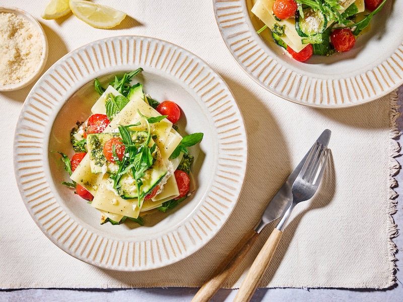 Zeg geen nee tegen deze luchtige ‘open’ lasagne met ricotta en courgette