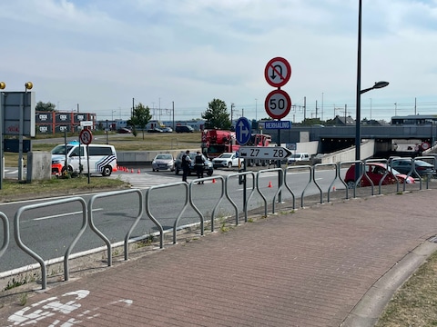 De motorrijder raakte levensgevaarlijk gewond bij de aanrijding met de vrachtwagen op de Ringlaan in Oostende.