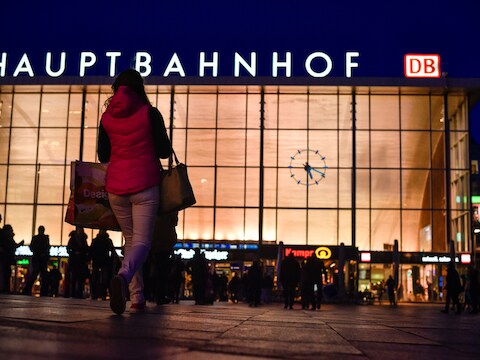 Het station in Keulen waar meer dan 100 vrouwen tijdens de nieuwjaarsnacht werden aangerand en bestolen en enkele zelfs verkracht.