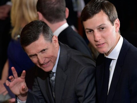 Michael Flynn (links) en Jared Kushner (rechts) ontmoetten de Russische diplomaat in de Trump Tower "om een communicatielijn te leggen", zo stelt het Witte Huis.