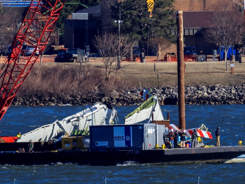 Bergingswerkzaamheden van het gecrashte toestel in de Potomac-rivier bij Arlington, Viriginia. (04/02/25)