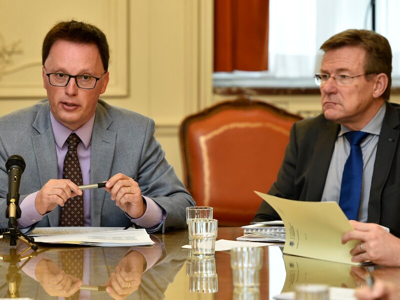 Jean Deboutte van het Agentschap van de Schuld en Financiënminister Johan Van Overtveldt (N-VA).