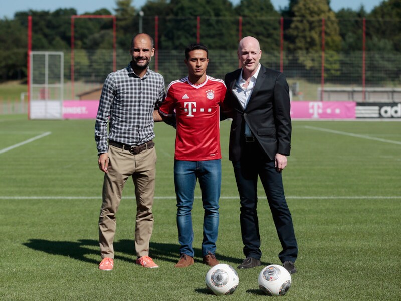 Topaankoop Thiago Alcantara tussen Pep Guardiola (l.) en Matthias Sammer.