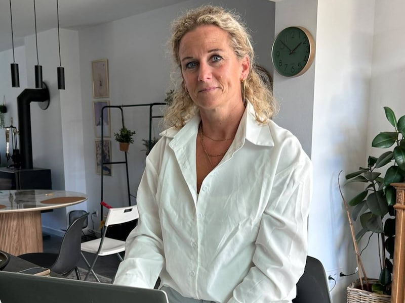 Elke verloor 17.000 euro nadat ze werd opgelicht door een valse medewerker van Card Stop. 