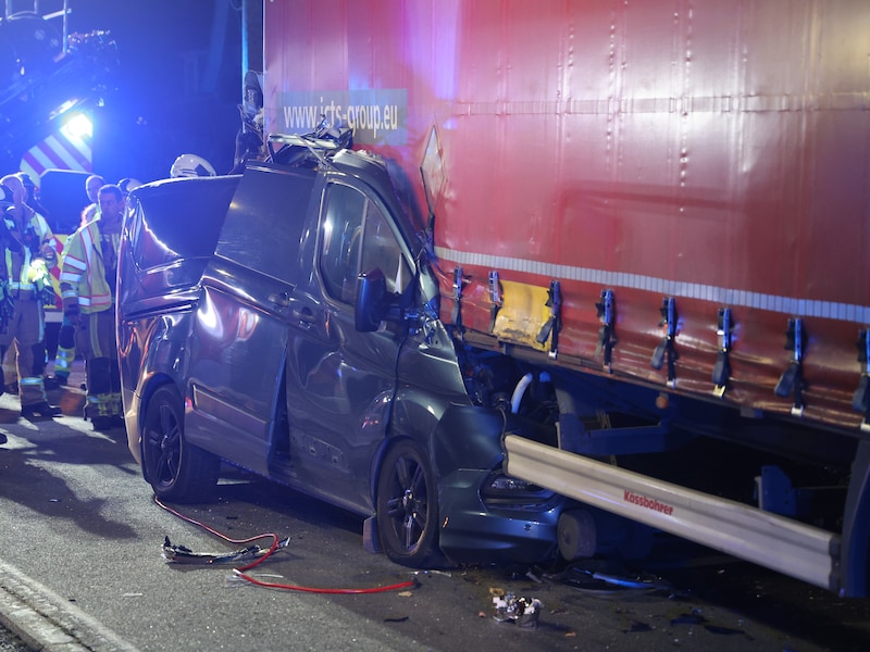 De bestelwagen bleef onder de oplegger van een vrachtwagen steken op de Brusselsesteenweg in Meerbeke. 
