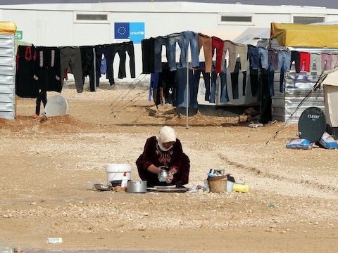 Archieffoto: een vrouw doet de afwas in een vluchtelingenkamp in Jordanië