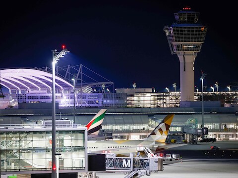 Brand aan hoogspanningsstation in Berlijn - Luchthaven München legt vliegverkeer stil na mogelijke dronewaarneming