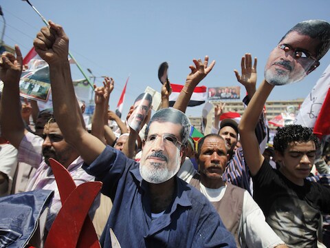 Leden van de Moslimbroeders en aanhangers van Mursi betogen op het Rabaa Adawiyaplein in Kaïro.