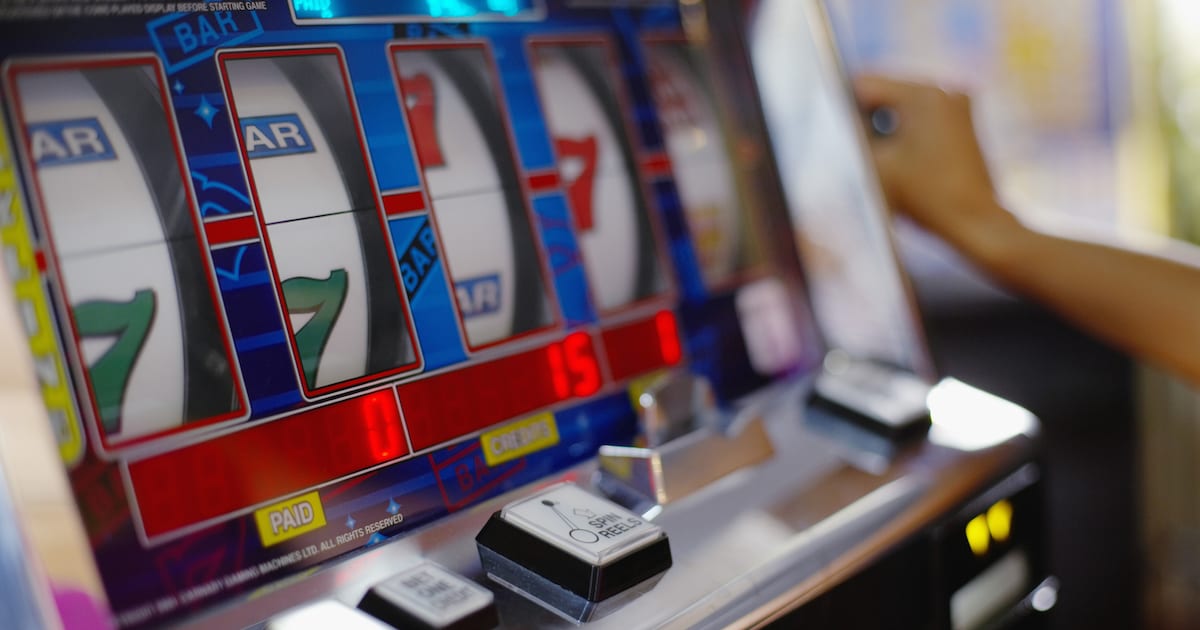 Klant (50) licht krantenwinkel in Heist op met ingenieus systeem aan gokmachine: “Hij keek de werkwi