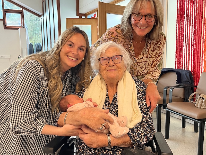Rolande Boodts (93), Karen Ceuterick (62), Helena Leemans (34) en baby Hannah Vandendaele uit Bonheiden.