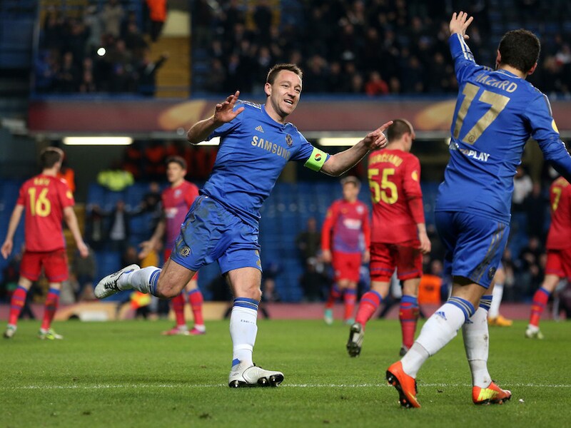 Terry en Hazard vieren de belangrijke 2-1 net na de pauze.