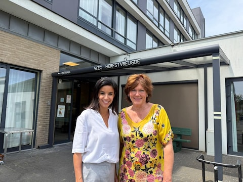 Burgemeester Nadia sminate en schepen van Welzijn Gerda Verhulst voor wzc Herfstvreugde