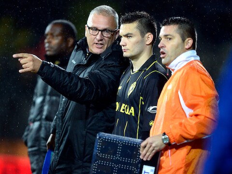 Eric Van Meir, hier met Tony Watt, is niet langer de assistent van Stanley Menzo (links).