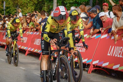 Vingegaard weer leider in Vuelta na ploegentijdrit, UAE Team Emirates pakt de dagzege