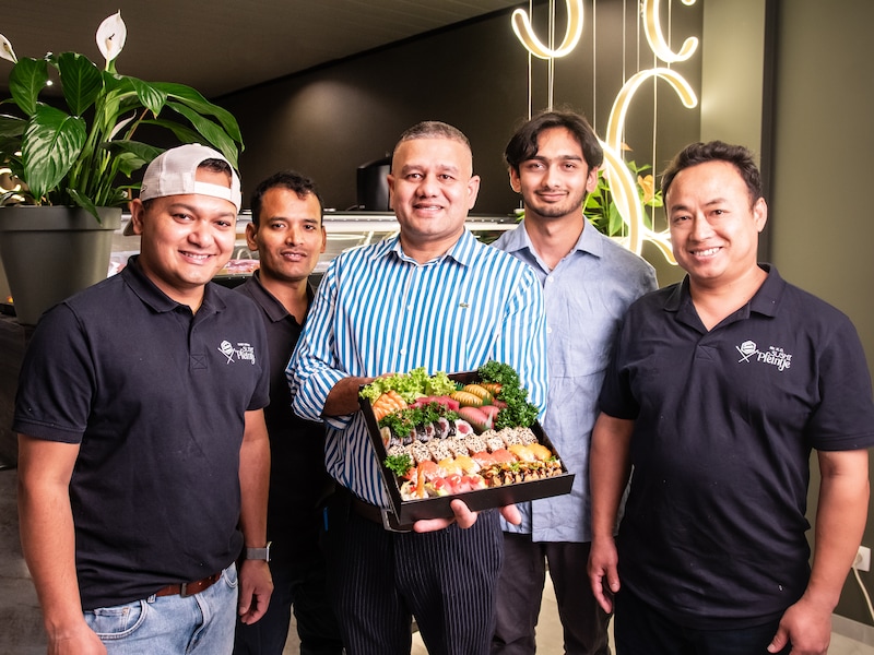 Zaakvoerder KC Buddhi en zijn team van Sushi Pleintje zamelen met een speciale ‘Sushi Box for Nepal’ geld in voor de slachtoffers van de overstromingen in hun thuisland. 