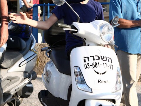 Bieber ging in Tel Aviv op een huurscooter de stad verkennen.