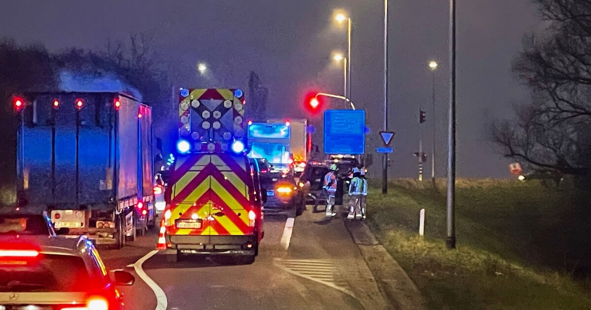 Fikse file tijdens ochtendspits door kop-staart botsing aan containerpark Gullegem | Wevelgem