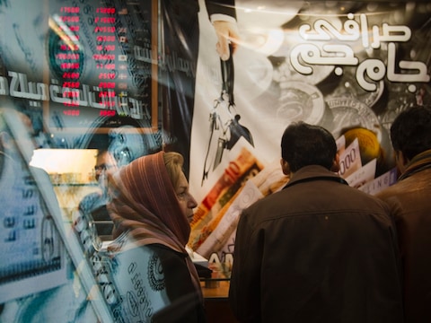 Een wisselkantoor in Teheran. Met de maatregel wil de regering de Westerse sancties counteren die leidden tot een koersval van de Iraanse munt, de rial.