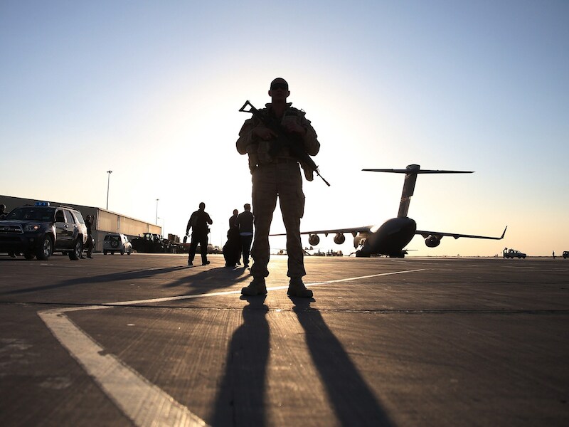 Een soldaat houdt de wacht op de militaire luchthaven in Kandahar.