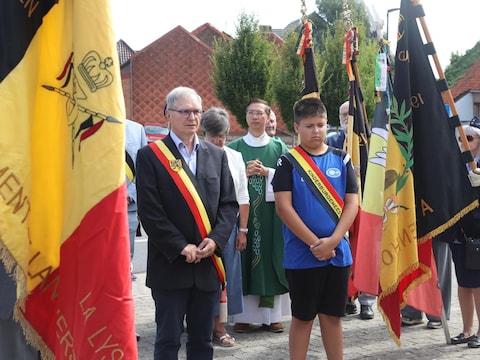 Er vonden bloemenhuldes plaats aan het monument op het erepark.