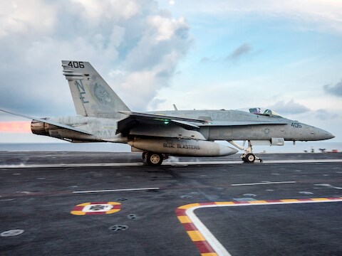 Een gevechtsvliegtuig aan boord van het Amerikaanse vliegdekschip USS Carl Vinson.