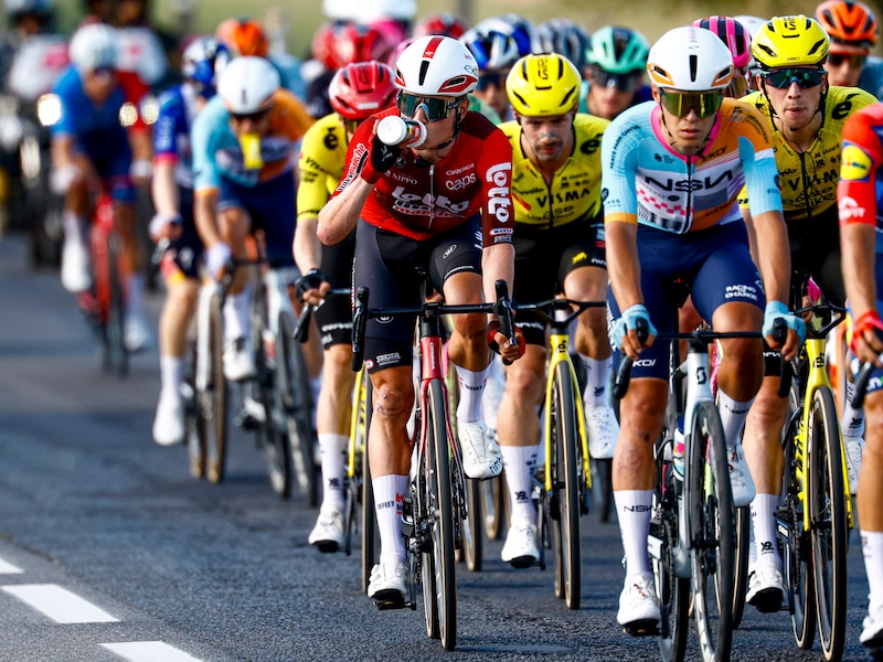 Opvallende boodschap vanuit de Giro: organisatie vraagt renners om niet meer in bidons te plassen