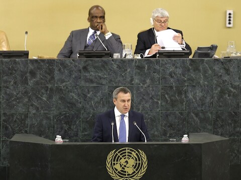 De Oekraïense ambassadeur voor de VN spreekt de Algemene Vergadering toe.