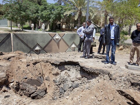 Een krater van een eerdere explosie in Tripoli.