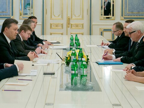 President Janoekovitsj (2e van links) tijdens de onderhandelingen met de EU-delegatie: Frank-Walter Steinmeier (3e van rechts), Laurent Fabius (2e van rechts), Radoslaw Sikorski (4e van rechts).