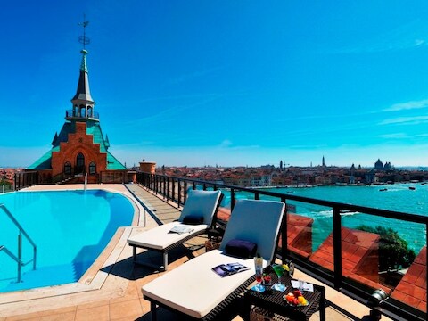 Het is genieten geblazen vanuit het dakzwembad van het Hilton hotel in Venetië