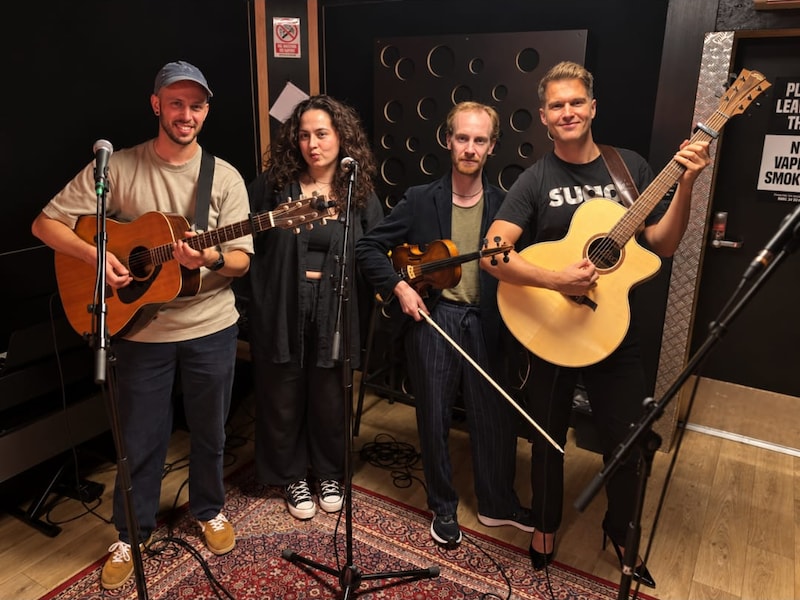 Deze foto werd gemaakt tijdens een repetitie. Van links naar rechts ziet u Rubus (Bram Van Hecke), Estée Pardo, Stijn Vande Voorde en Fallenium (Jens Geerts).