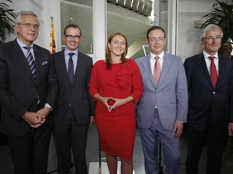 Kris Peeters, Wouter Beke, Gwendolyn Rutten, Bart De Wever en Geert Bourgeois bij het voorstellen van de Vlaamse regering.