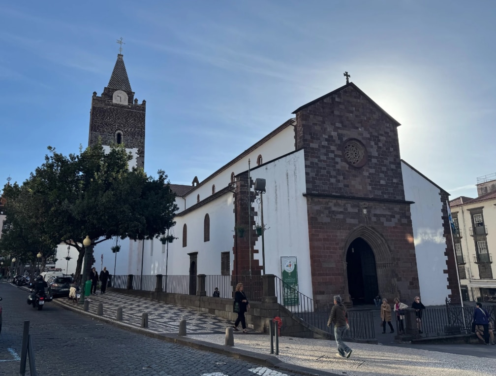 Zonder ellenlange gastenlijst: in Portugal weten ze waar Cristiano Ronaldo  en Georgina Rodríguez gaan trouwen | Foto | hln.be