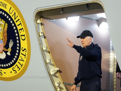 President Joe Biden zwaait terwijl hij de trap van Air Force One afloopt op de Dover Air Force Base in Delaware, op woensdag 17 juli 2024. Biden keert terug naar zijn huis in Rehoboth Beach om in zelfisolatie te gaan nadat hij positief is getest op Covid-19. 