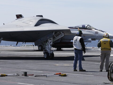 Een Navy X-47B drone (links).