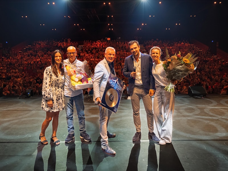 kustschlagerfestival 2026, prijsuitrijking gouden plaat Paul Bruna met naast hem Christophe Volpato en Koen Keijsers van de organisatie.